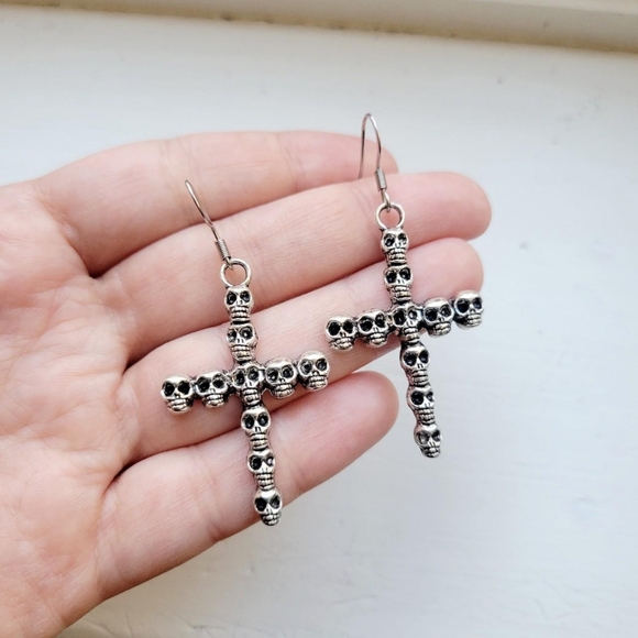Pair of Silver Simple Classic Skull Skeleton Bones Cross Hook Drop Earrings - Picture 6 of 8
